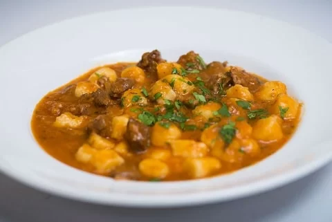 Esta es una foto de unos gnocchis con ragu