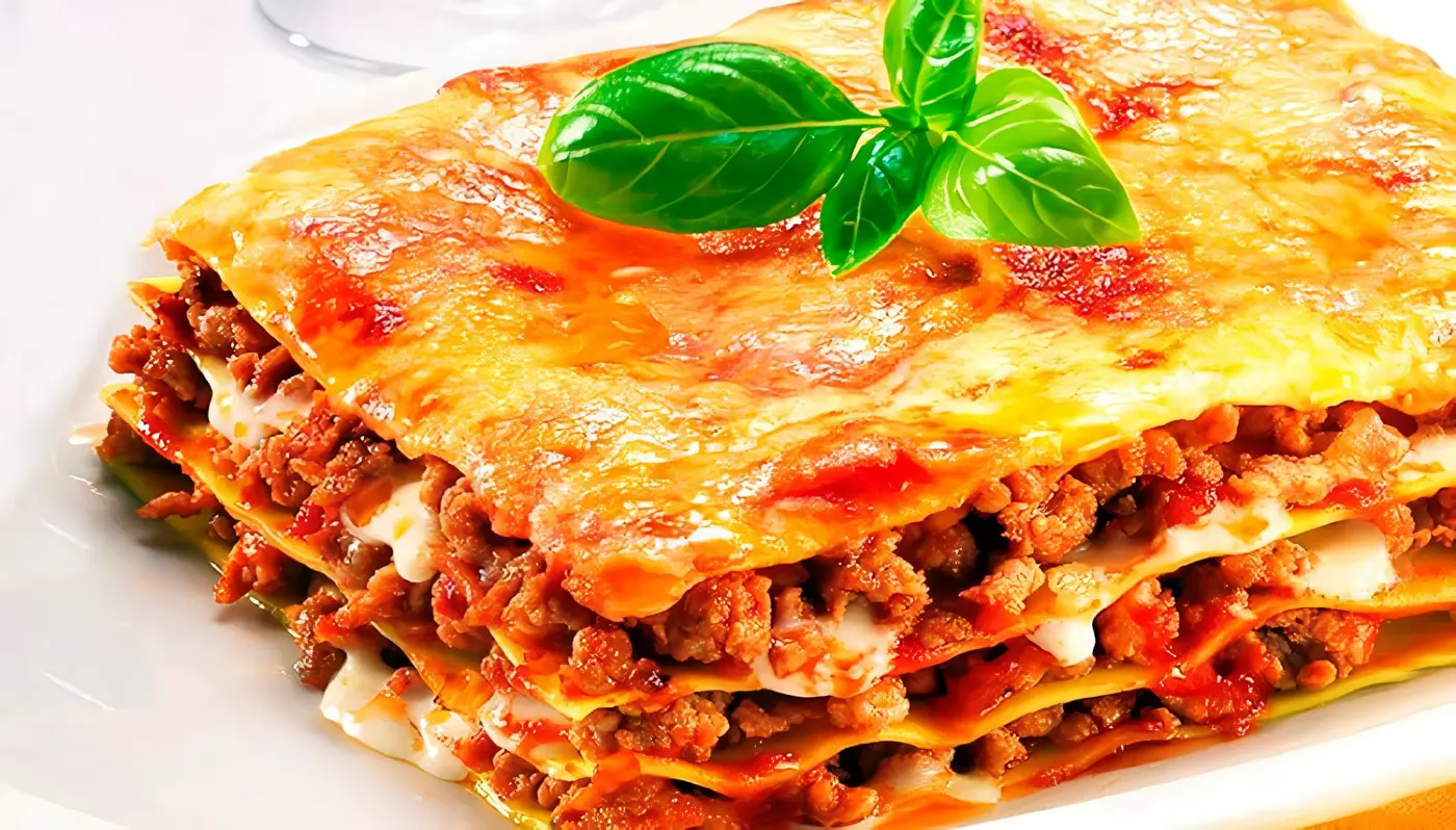 Esta es una foto de una lasagna a la bolognesa