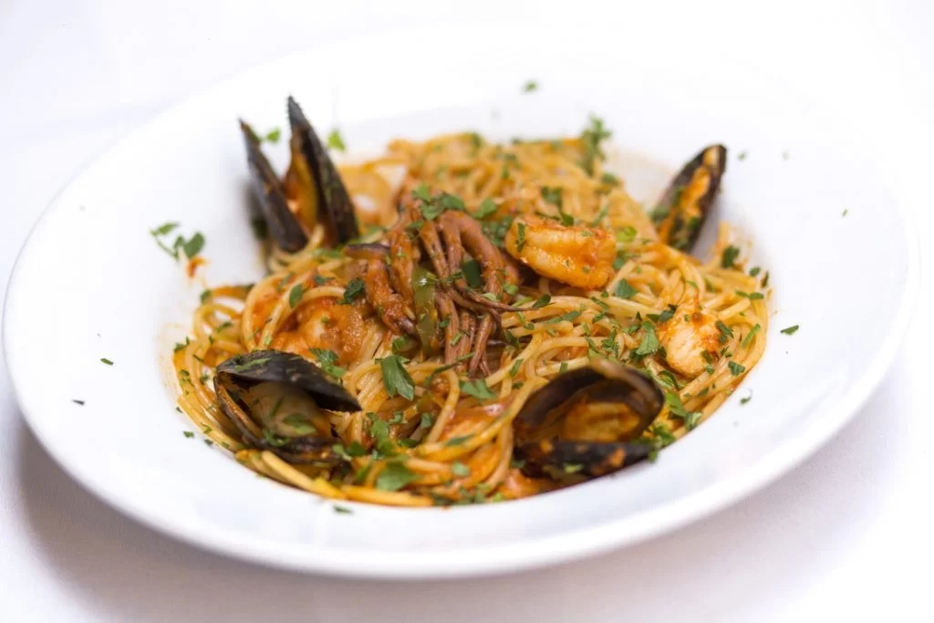 Esta es una foto de unos spaghetti con mariscos